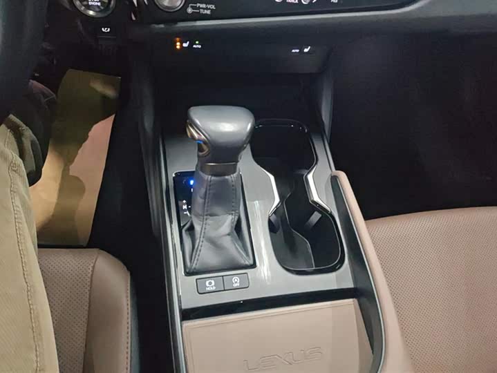 Фото 16 - Lexus ES