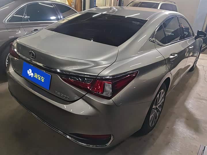 Фото 3 - Lexus ES