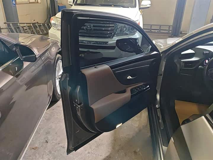 Фото 7 - Lexus ES