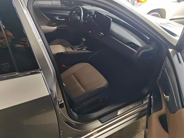 Фото 8 - Lexus ES