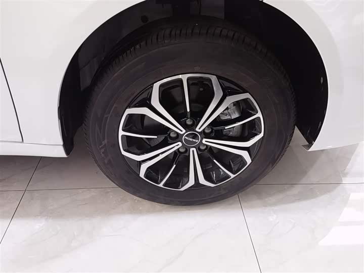 Фото 14 - Roewe i6 Max EV