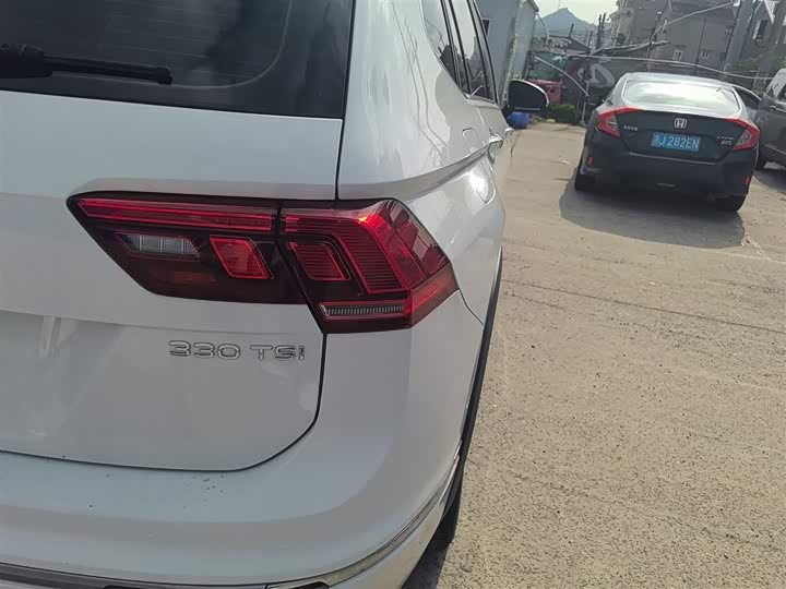 Фото 8 - Volkswagen Tiguan L Pro