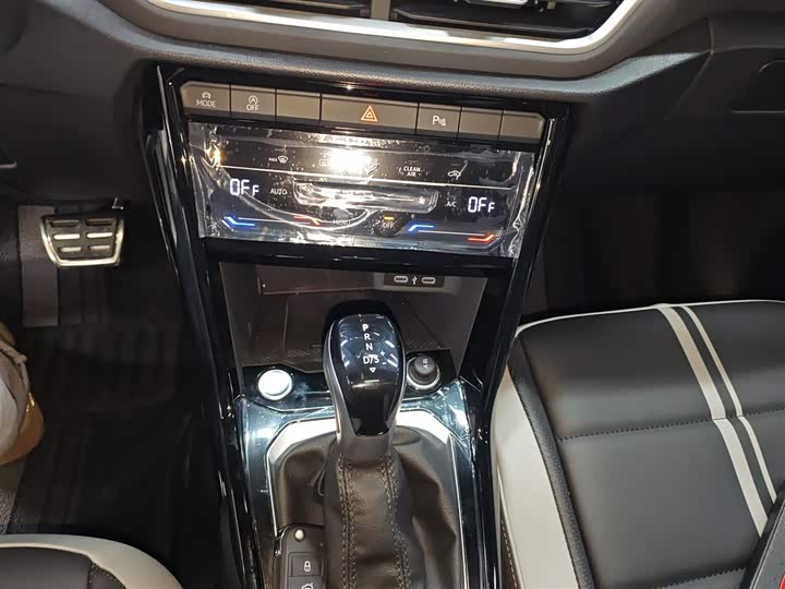 Фото 14 - Volkswagen T-Roc