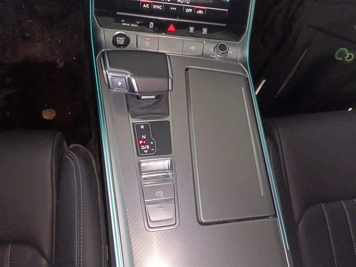 Фото 14 - Audi A6L