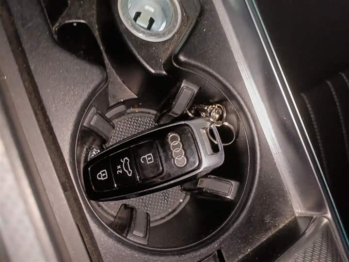 Фото 9 - Audi A6L