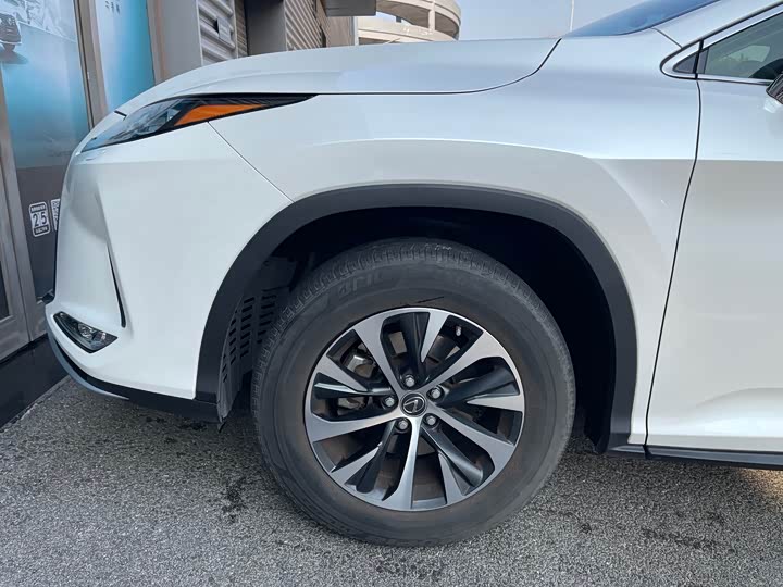 Фото 24 - Lexus RX