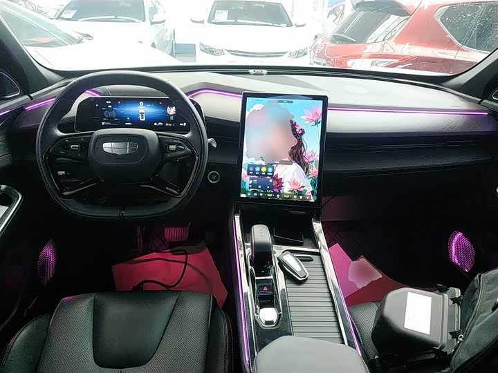 Фото 10 - Geely Atlas