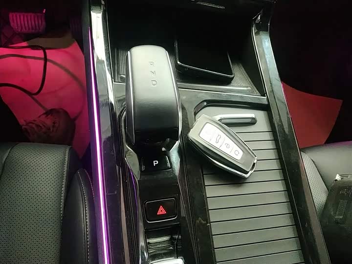 Фото 14 - Geely Atlas