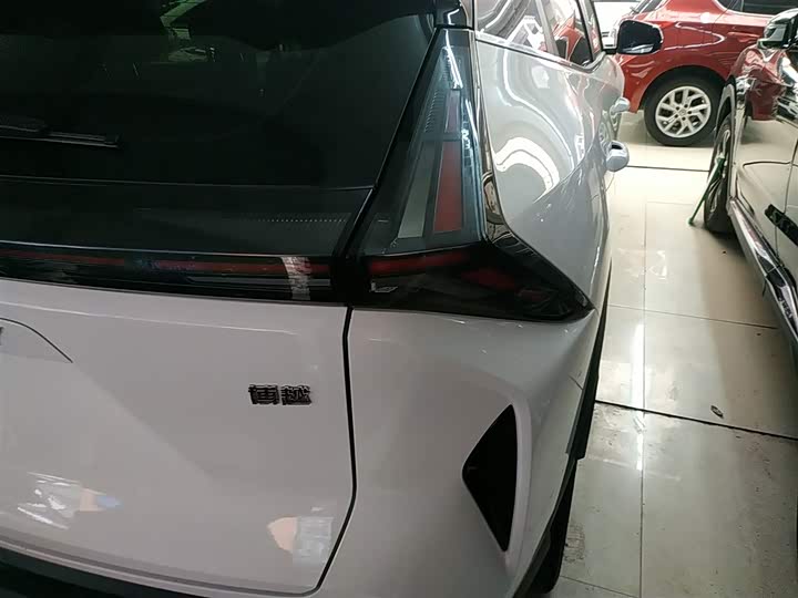 Фото 8 - Geely Atlas