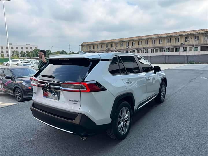 Фото 11 - Toyota Wildlander