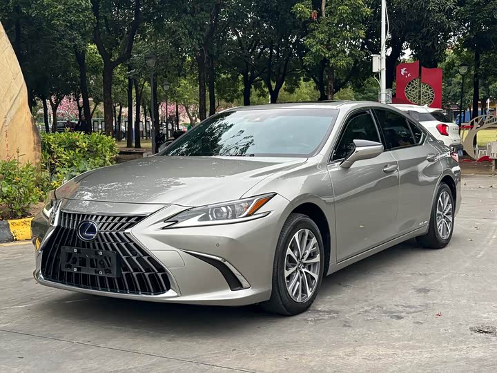 Фото 1 - Lexus ES