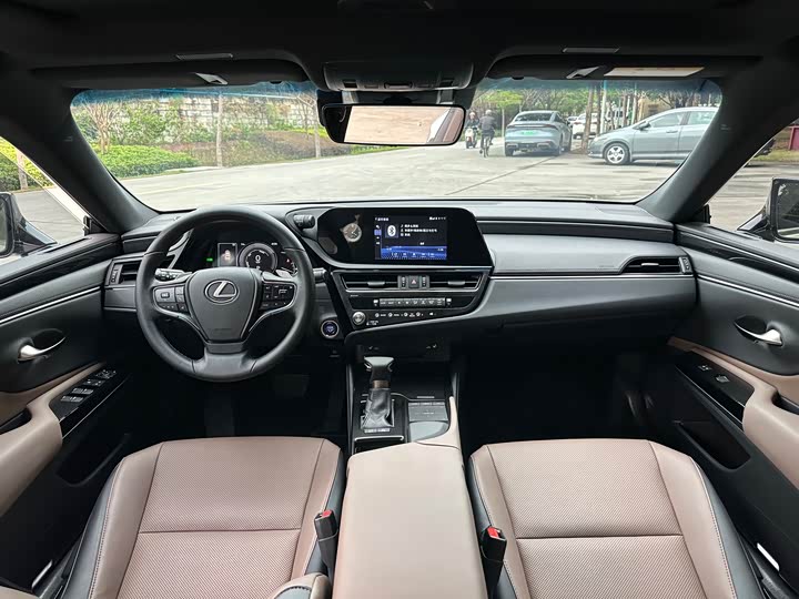 Фото 10 - Lexus ES