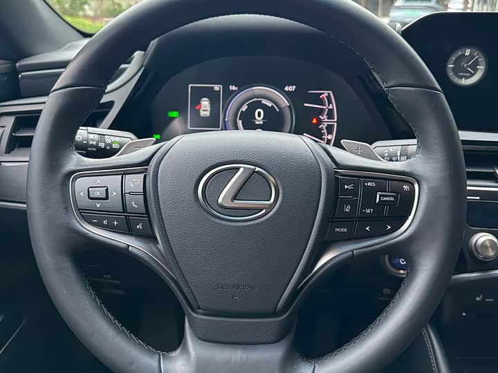 Фото 11 - Lexus ES