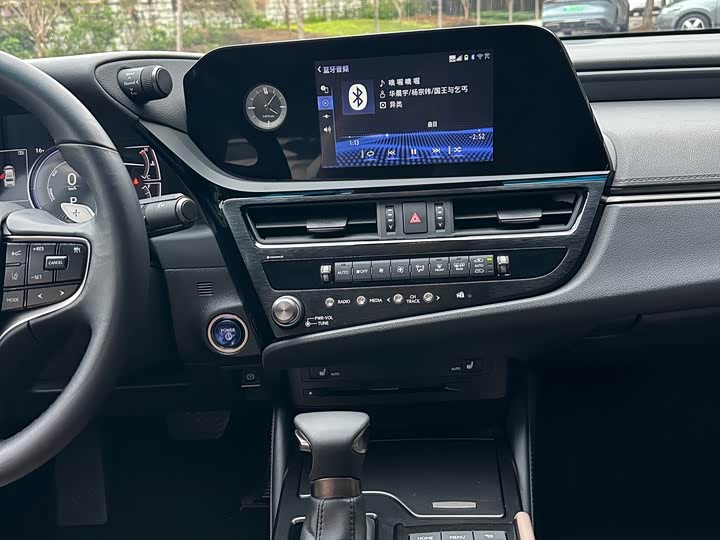 Фото 13 - Lexus ES