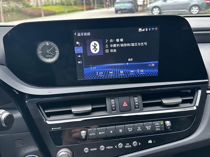 Фото 14 - Lexus ES