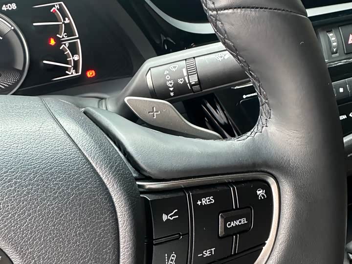 Фото 16 - Lexus ES