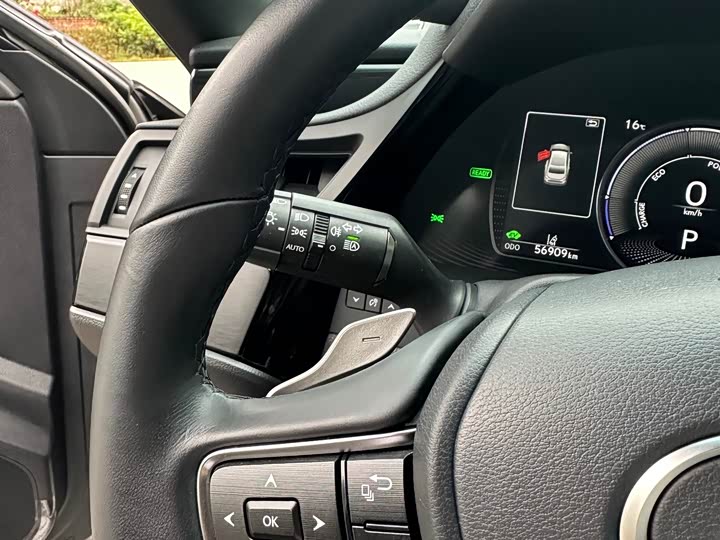 Фото 17 - Lexus ES