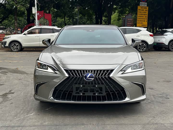 Фото 2 - Lexus ES