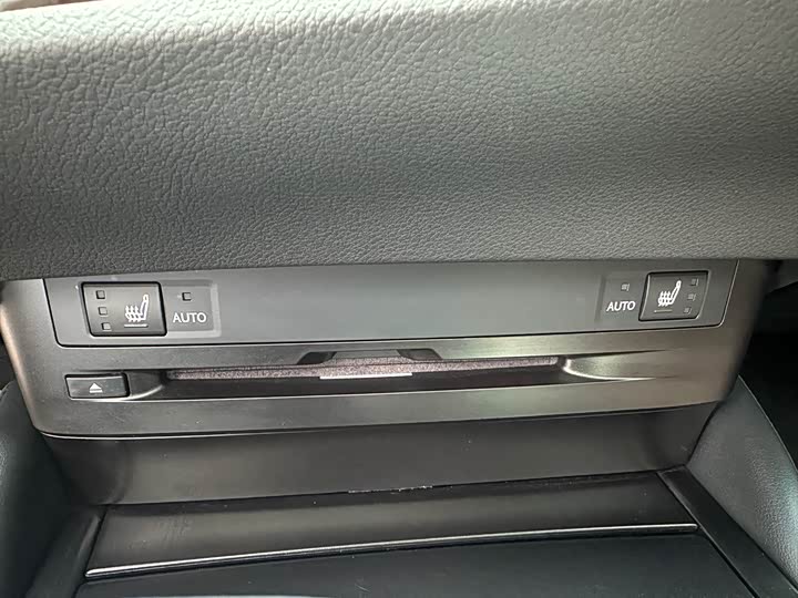 Фото 22 - Lexus ES