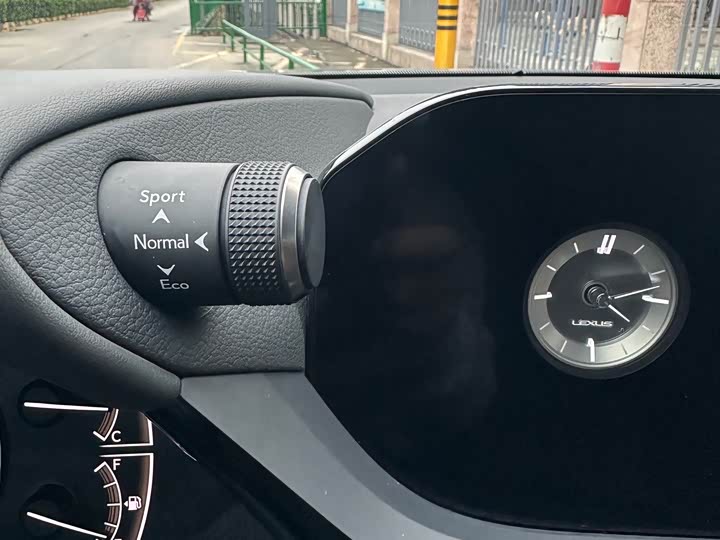 Фото 23 - Lexus ES