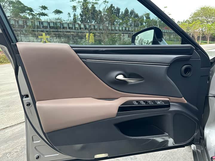 Фото 28 - Lexus ES