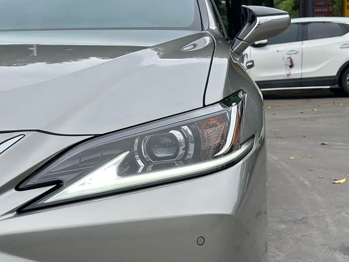 Фото 29 - Lexus ES