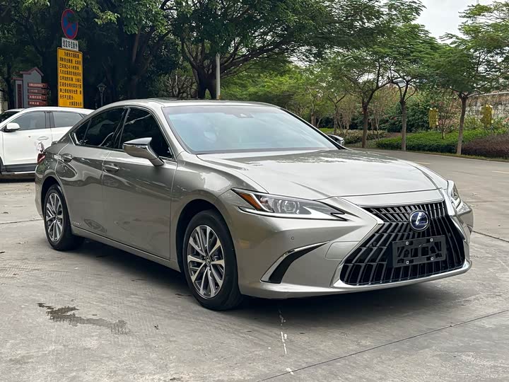 Фото 3 - Lexus ES