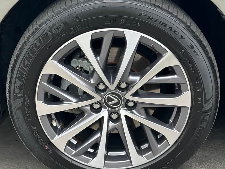 Фото 31 - Lexus ES