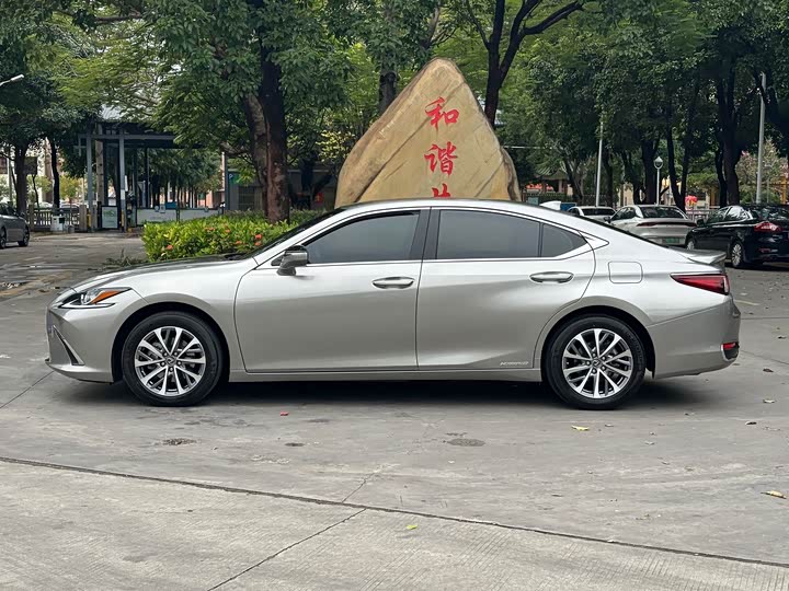 Фото 32 - Lexus ES