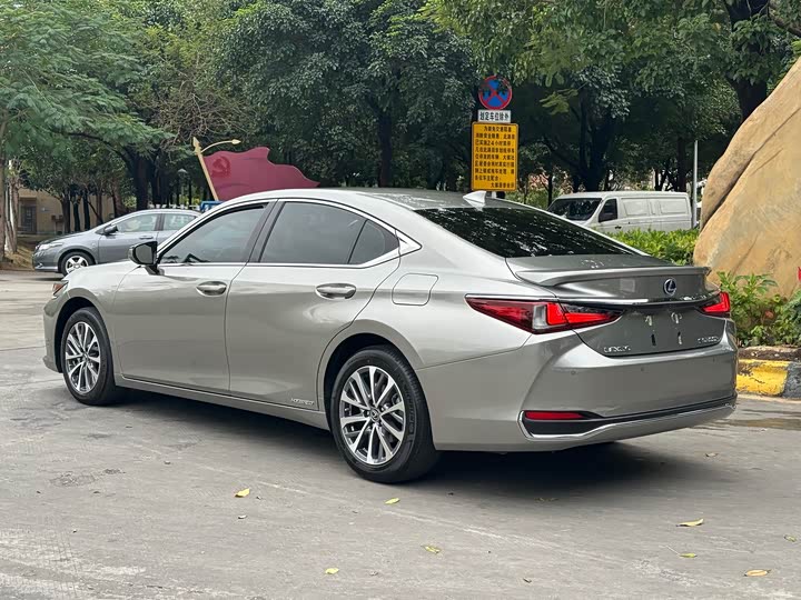 Фото 33 - Lexus ES