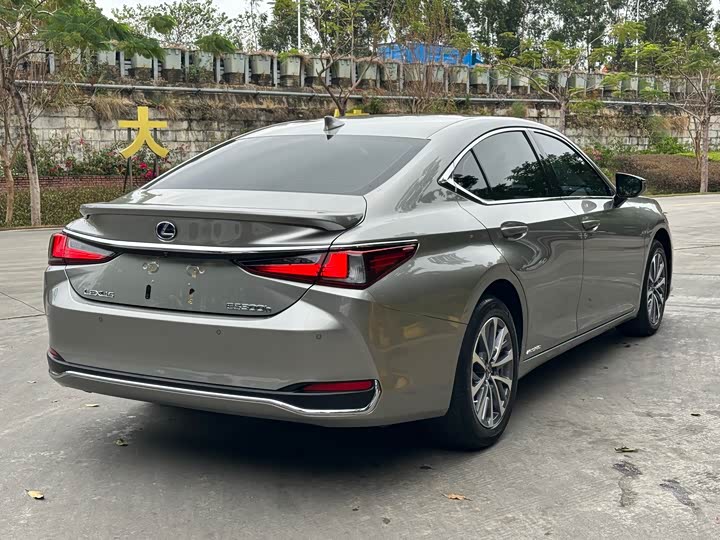 Фото 35 - Lexus ES