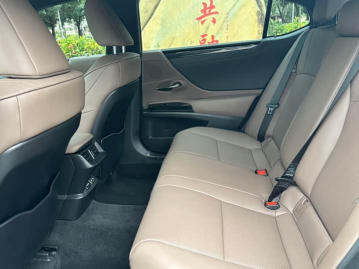 Фото 6 - Lexus ES