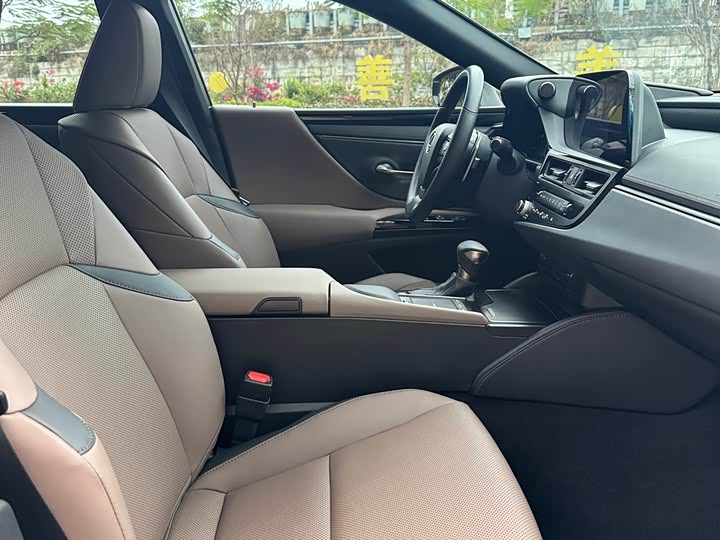 Фото 8 - Lexus ES