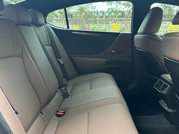 Фото 9 - Lexus ES