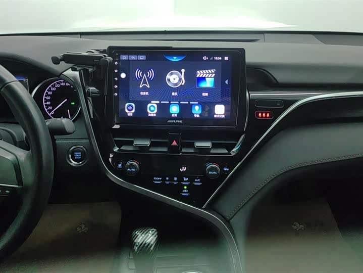 Фото 13 - Toyota Camry