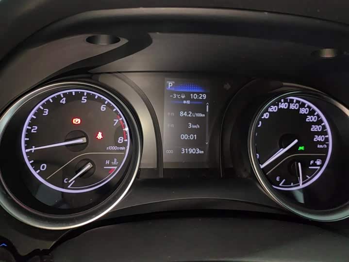 Фото 14 - Toyota Camry