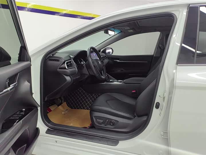 Фото 9 - Toyota Camry