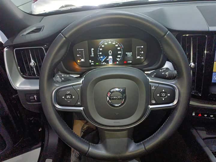 Фото 10 - Volvo XC60