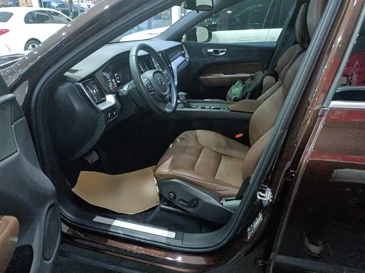 Фото 14 - Volvo XC60