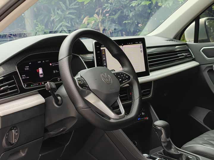 Фото 10 - Volkswagen Tiguan L Pro