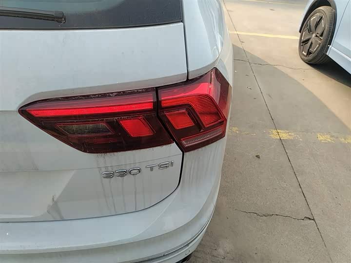 Фото 8 - Volkswagen Tiguan L Pro