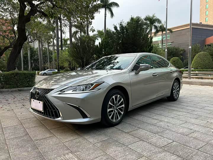 Фото 1 - Lexus ES