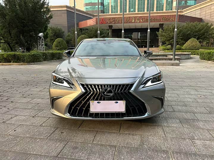 Фото 2 - Lexus ES