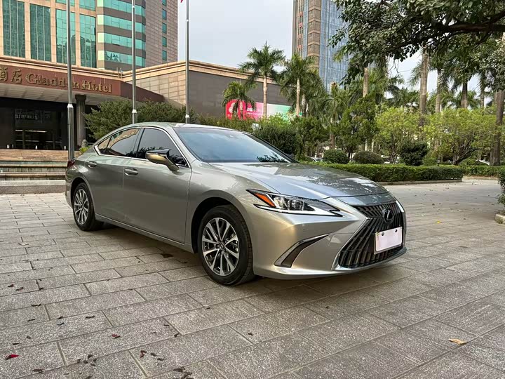 Фото 3 - Lexus ES