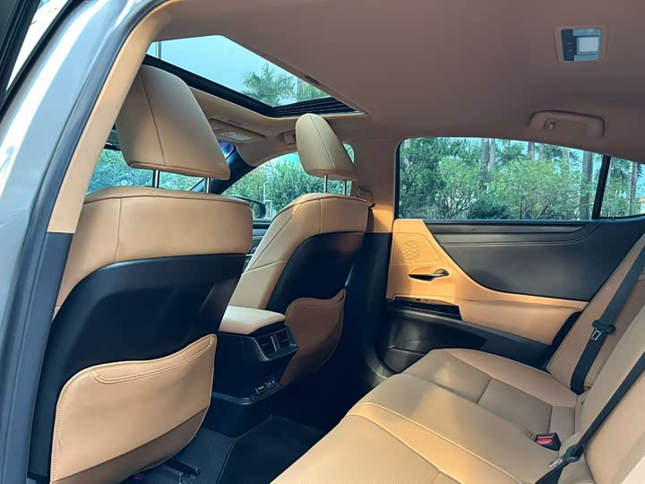 Фото 5 - Lexus ES