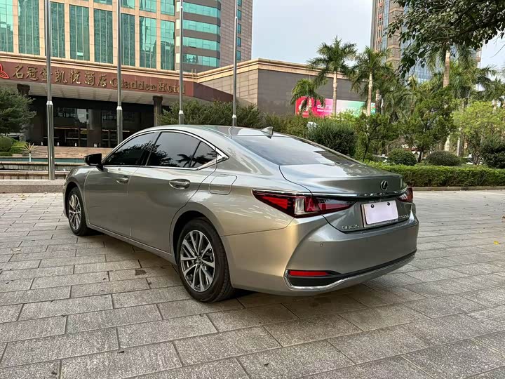 Фото 7 - Lexus ES