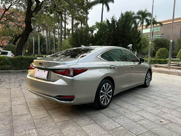Фото 8 - Lexus ES