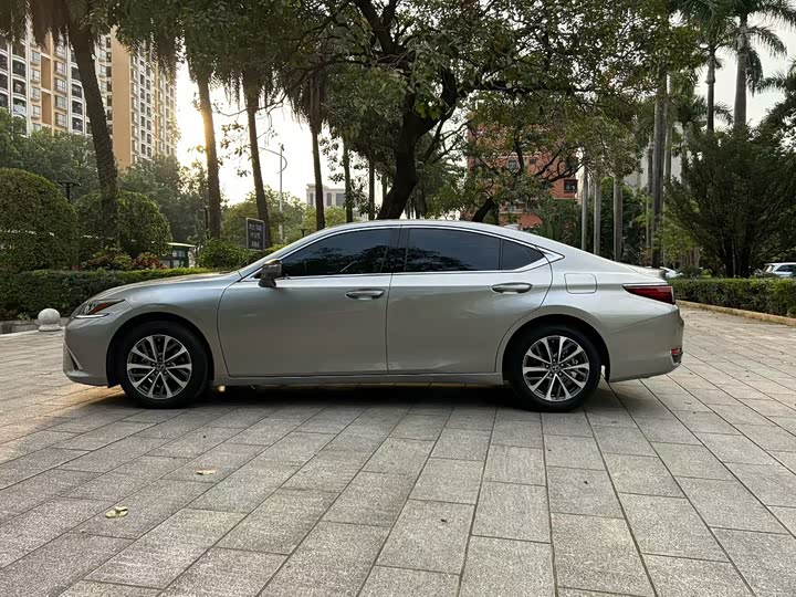 Фото 9 - Lexus ES