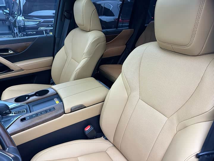 Фото 13 - Lexus LX