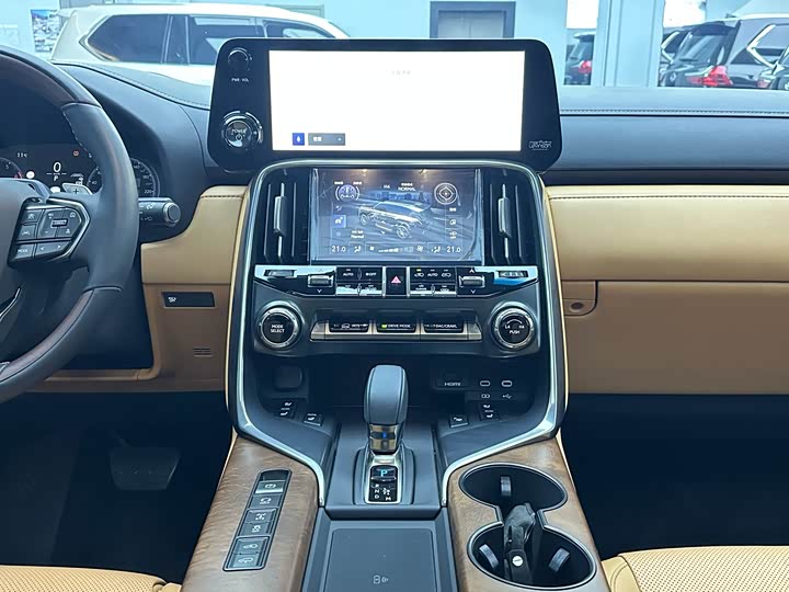 Фото 16 - Lexus LX